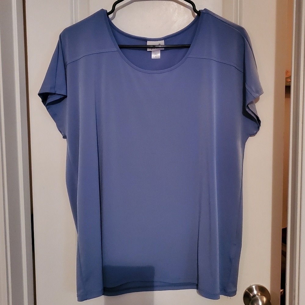 💎$3 WITH BUNDLE💎 Blouse in Soft Blue - Picture 2 of 7